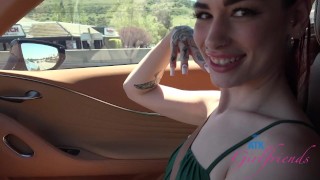 Dans les coulisses avec Delilah Day en vacances se frottant la bite et taquinant dans la voiture