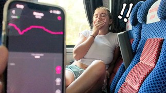 Riskant! Meid komt klaar in een openbare bus met vibrator