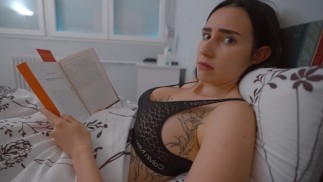 Madrastra juega la polla de su hijastro para follar y obtener semen en el coño mientras comparte sexo en la cama