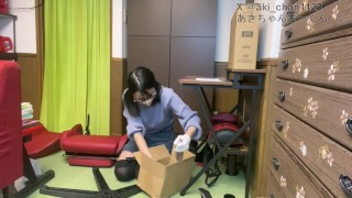 女の子が家具を組み立てる。パンチラを楽しむ動画。ゲーミングチェア編