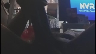 Perverzní ruční práce 😋😍, zatímco se dívám na něj, jak ji šuká, dokud se neudělá.