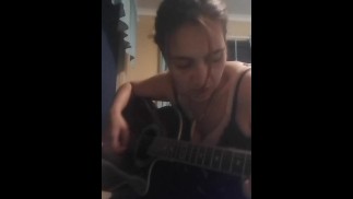 Southern Dutchess performt originelles sexy Lied auf dem guitar_MILF_HOT_BRUNETTE_GUITAR_MUSIC_SEXY