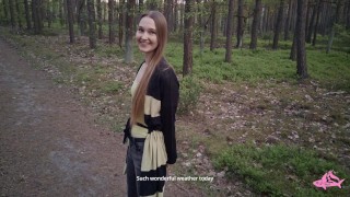 森の中のセクシーなニンフォマニアックは私を彼女の口の中で中出しさせました