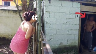 Chuveiro não funciona, mulher casada pede ajuda ao zelador da fazenda usando apenas uma toalha e paga