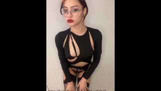 Asiatisches Mädchen in einem ungewöhnlichen Kostüm zeigt sexy einen perfekten Körper