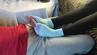 Stiefzus geeft me een sokjob / footjob, ik kom klaar op haar sokken!