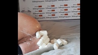 Анальный твинк вставляет 24+ большой зефир в свою задницу до кремового огромного анального пролапса.