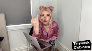 Kleiner Schwanzkerl wird von echten Brit-Babes verspottet