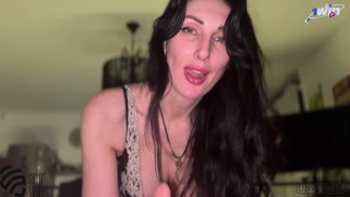 Una serie di orgasmi da una milf calda