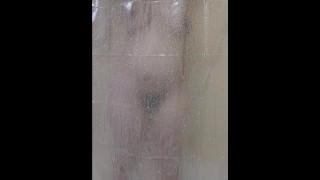 妊娠9ヶ月のシャワーを浴びてあなたを無視する
