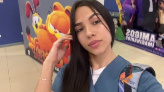 VIRAL-Krankenschwester masturbiert und spritzt im Badezimmer des Kinos