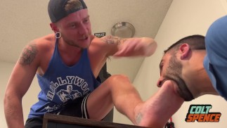 Boxer-Colt Spence mobbt Handtuchjunge Nick Bezaubert und lässt Ihn Füße Anbeten VOLLSTÄNDIGE SZENE