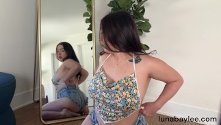バックレストップ試着...鏡の中で自然なおっぱいを点滅させるLunaベイリー