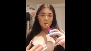 Красивая студентка   практикуется на расчёске🥰💕