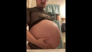 Cochonne de bière gonflée prenant une pisse