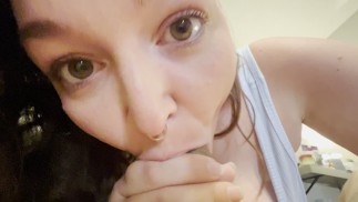 Une brune Hot folle fait une pipe rapide