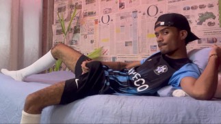 Jogador de futebol fica com tesão para se masturbar depois do jogo