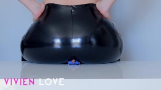 Gigantische meid laat scheten in latex