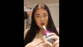 красивая студентка сочно облизывает свою расчёску