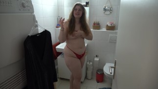 Stiefzus betrapt op het omkleden en haar grote kont geneukt - perverse fantasie