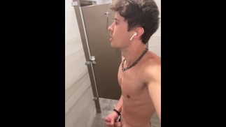 Totalmente ereto na frente de todos ... 🍆