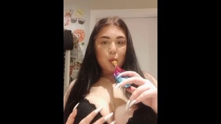 Сексуальная студентка делает соси соси расчёске😍💕