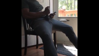 Batendo e observando o vizinho