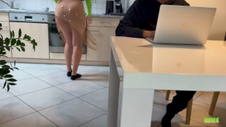 Arabische stiefdochter met hijab provoceert stiefvader die terwijl ze alleen zijn - wordt geneukt in de kitch