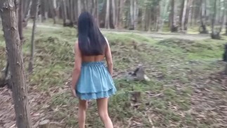 un couple sort en forêt et se retrouve avec le visage plein de sperme