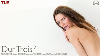 Prachtige brunette met haar vingers in haar druipend nat poesje