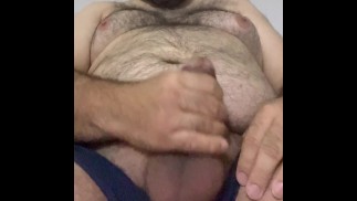 ぽっちゃり男はストロークし、その後、妻のバイブレーターでCums