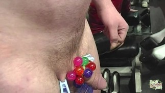 Un caballo masculino sexualmente excitado se aventuró en la guarida de dos atractivas dominatrixes y tenía un satisf