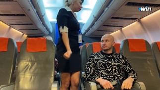 Passageiros turbulentos foderam a comissária de bordo em todos os buracos da cabine do avião