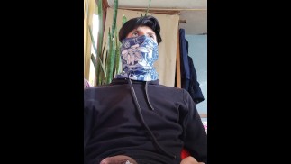 Ich masturbiere meinen Schwanz und komme am Ende mit einem Porno.