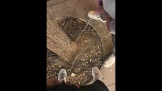 Faire pipi dans la rue avec mon ami hétéro