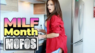 MOFOS - Hottie Mandy Flores gime con Pleasure como David Flores dedos en su culo