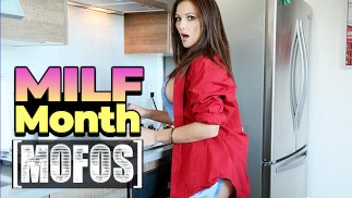 MOFOS - Hottie Mandy Flores gime con Pleasure como David Flores dedos en su culo