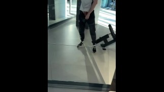 在健身房里闪现鸡巴和精液！被抓住了？