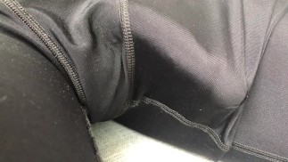 Gezwollen lul pulseert in korte broek