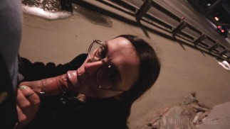 怪异的青少年在繁忙的街道上被抓到吮吸鸡巴