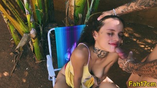 demi-soeur se masturbe quand son demi-frère est arrivé et met toute sa grosse bite dans sa bouche et jouit