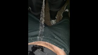 Pissé dessus avec des vêtements en plein air