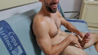我让我的鸡巴变硬并玩它，延长快乐的时间直到我射精。 克劳斯Joe