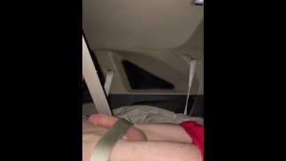 Cumshot in de achterkant van de auto tijdens het stuiteren op veiligheidsgordel