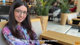 La chica nerd con gafas resultó ser una ninfómana y una amante del esperma en su rostro