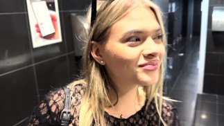 Chupando Big Dick no banheiro do cinema (alguém nos ouviu)