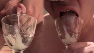 Correrse dos veces en un vaso y bebérselo - comer esperma