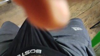 好色的家伙在内衣里玩弄着他巨大的悸动隆起，最终呻吟直到高潮