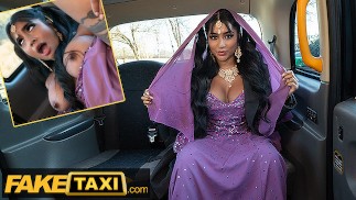 Fake Taxi Bengalische Krankenschwester nimmt einen großen Schwanz in ihre enge asiatische Muschi mit ihren großen Titten heraus