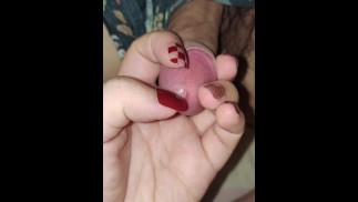 Seksowne czerwone paznokcie peehole tortury obrzeża sprawiają, że kutas pulsuje i wycieka precum
